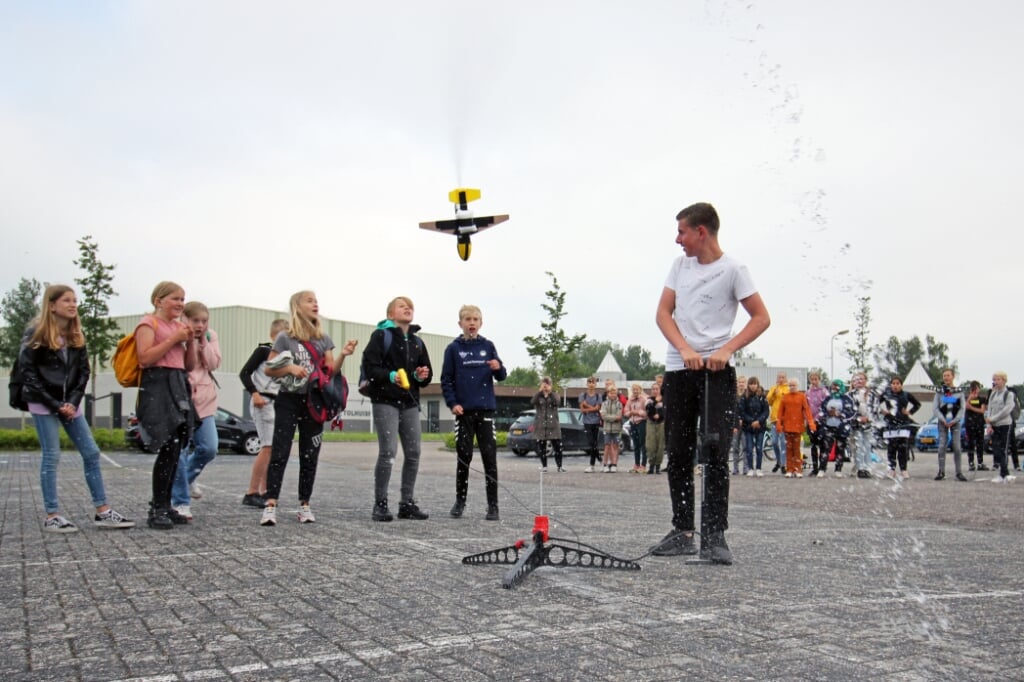 Een beeld van de lanceringen van de waterraketten door leerlingen van Dalton Dokkum en de Burgerschool.
