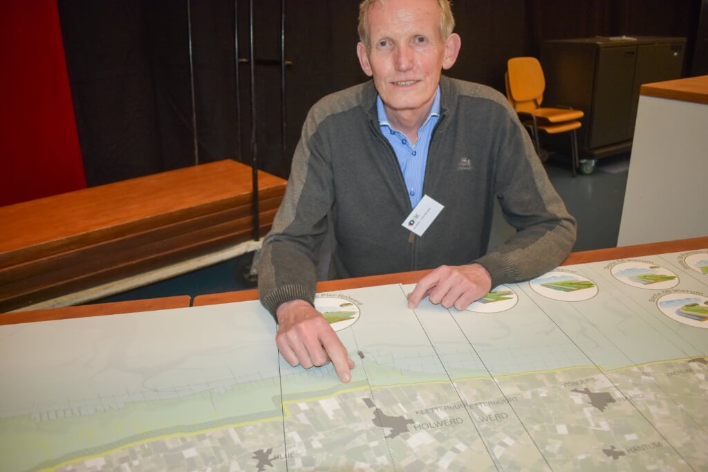 Projectleider Jan Hateboer van Wetterskip Fryslân wijst aan dat 'Holwerd aan Zee' nog geen deel uitmaakt van de dijkversterking.