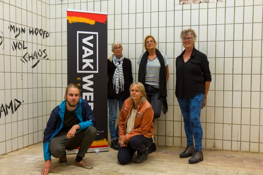 Naast de banner staan, van links naar rechts: Tineke en Hanneke Brugman en Joke Ket. Gehurkt zitten Gerke Procee en Wietske Hellinga. Scan de QR-code voor een korte video.