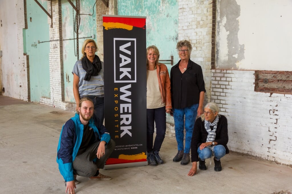Naast de banner staan, van links naar rechts: Hanneke Brugman, Wietske Hellinga en Joke Ket. Gehurkt zitten Gerke Procee en Tineke Brugman. Scan de QR-code voor een korte video.
