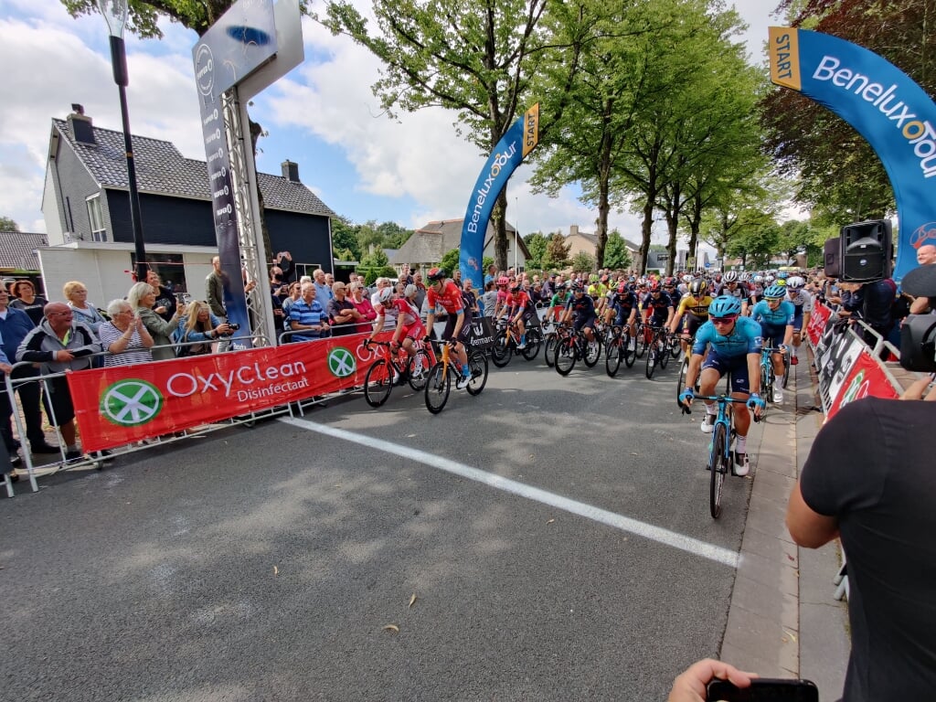 De renners aan de start in Surhuisterveen. Scan de QR-code voor een terugblik op de eerste etappe, gemaakt door RTV NOF. 