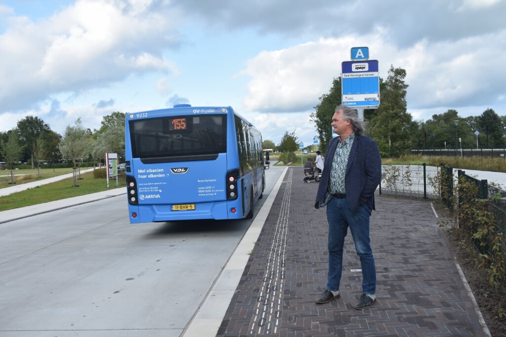 Programmamanager Sjoerd Hoekstra van 'Kansen in kernen' bij het busstation in Feanwâlden. Links een stukje van het nieuwe Spoarpark.