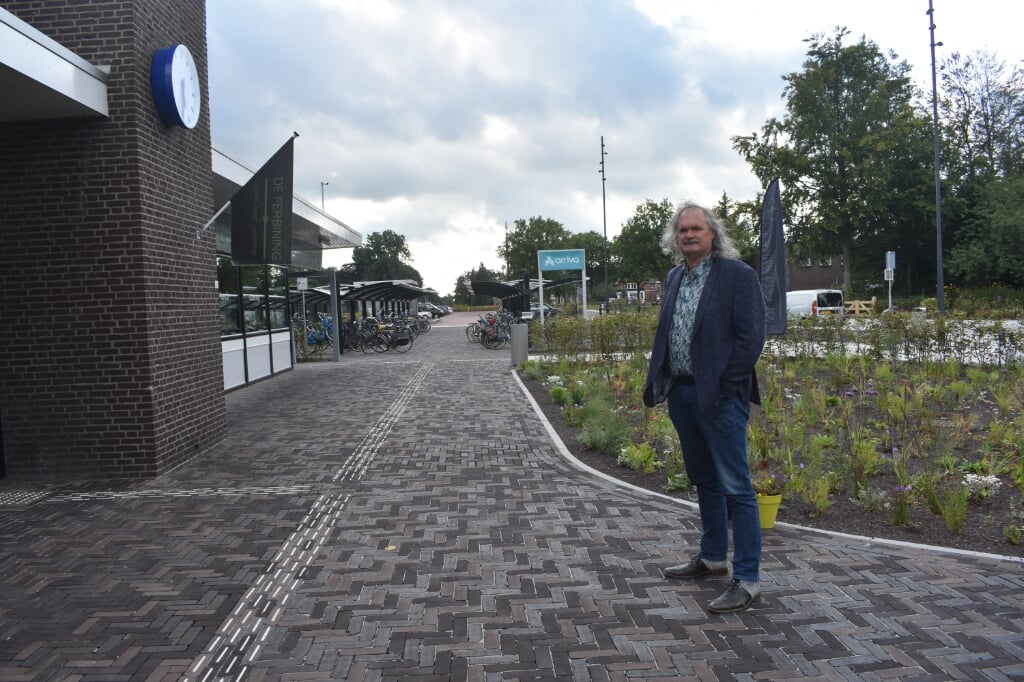 Programmamanager Sjoerd Hoekstra van 'Kansen in Kernen' bij de stinzenplanten voor het stationsgebouw 'De Ferbining' in Feanwâlden.