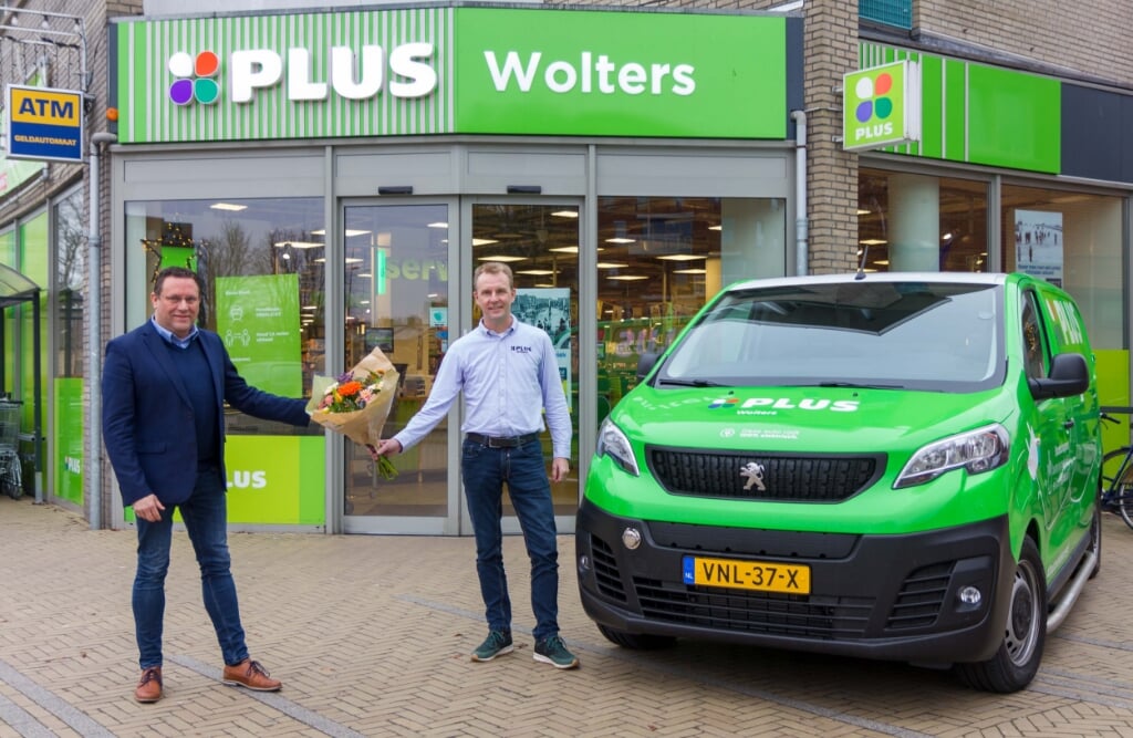 Bedrijfsleider Bas Visser (links) van Haaima Hylkema en eigenaar Jaap Wolters van Plus Wolters met de nieuwe Peugeot e-Expert voor de winkel. 