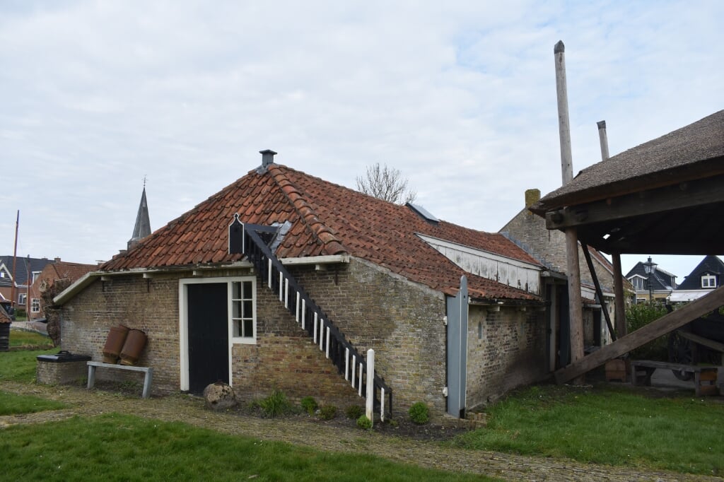 De Greidbuorkerij, met zicht op het Langhûs, met verrotte en deels verdwenen dakgoten. Het maakt deel uit van Museum Warten. Rechts een stukje van de opgeknapte hooikap. 