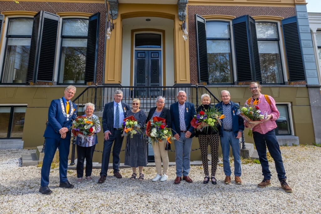 Op de foto v.l.n.r. burgemeester Oebele Brouwer, Grietje Algra-de Vries, Jarig Wijma en echtgenote, Jan Vos en echtgenote, Jelle Johannes de Vries en echtgenote en wâlddichter Arjan Hut.