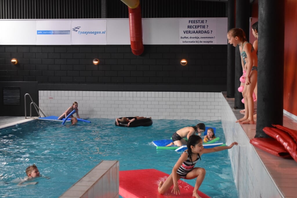 Het laatste kinderfeestje in Zwemcentrum Kollum? De kinderen hadden in elk geval volop plezier.