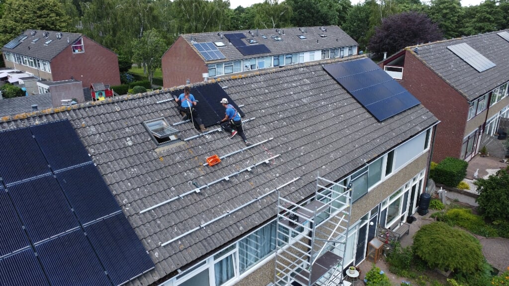 Monteurs van Safe Solar monteren zonnepanelen in Burgum.