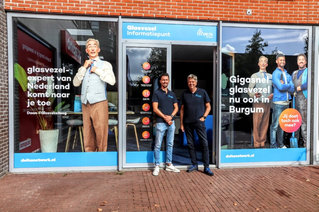 Glasvezeladviseur Jeroen van der Sluis (links) en kwartiermaker DELTA Netwerk Jaap Bosma voor de winkel aan de Markt 71c te Burgum