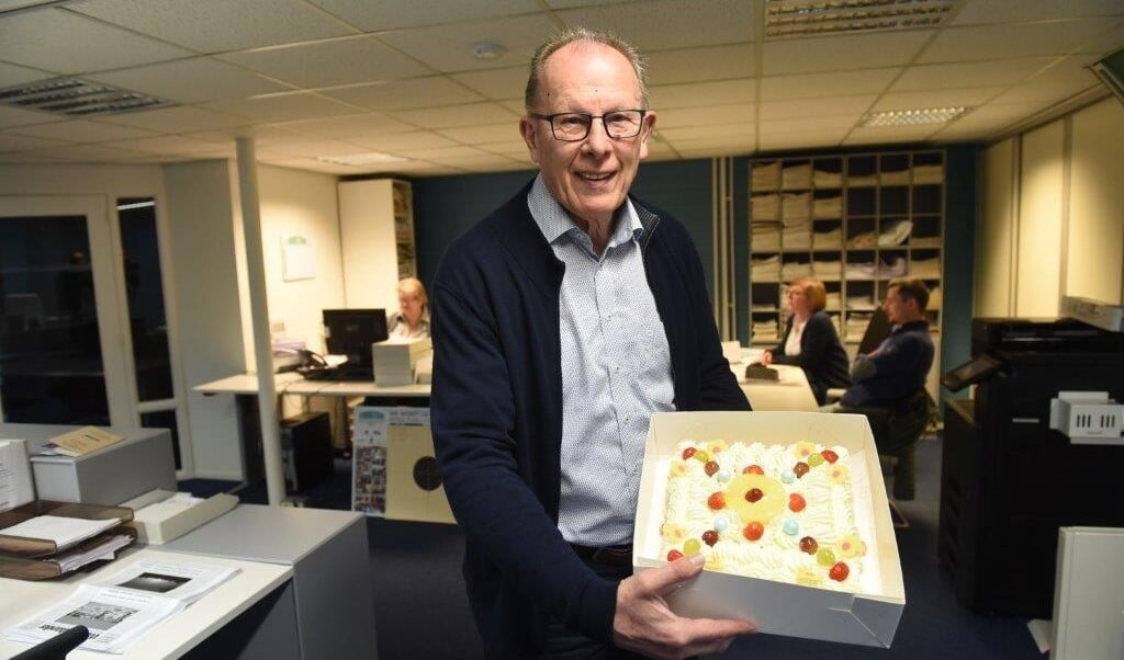 • Wim Heijboer van De Eendrachtbode toont de NNP-taart.