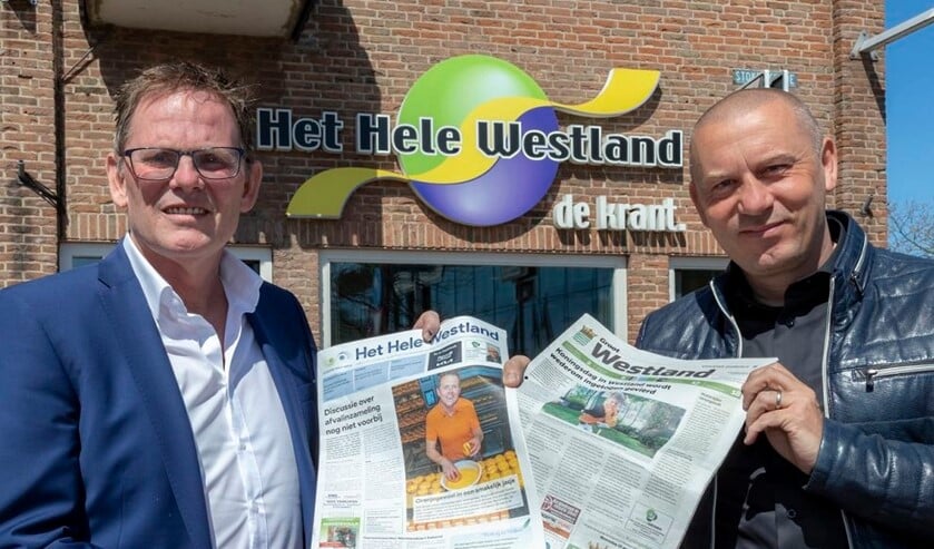 <p>• Ardi Voskamp (l.) en Erhard Soeterbroek tonen de twee kranten.</p>