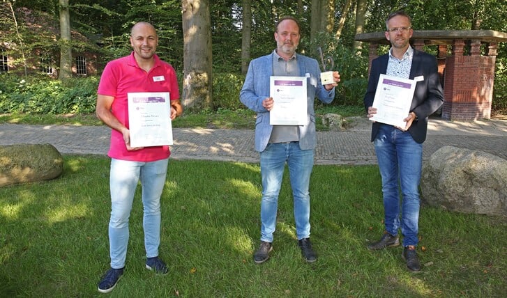 • De genomineerden voor de A.M. Bandaprijs met in het midden winnaar Duncan Whyte van de Texelse Courant.