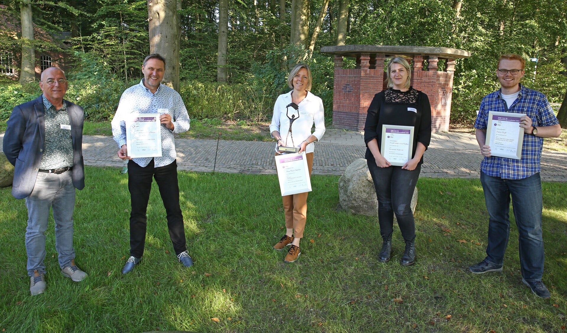 • Alle genomineerden van de Prijs voor de Nieuwsbladjournalistiek 2021 met in het midden winnaar Anne Marie Hoekstra.