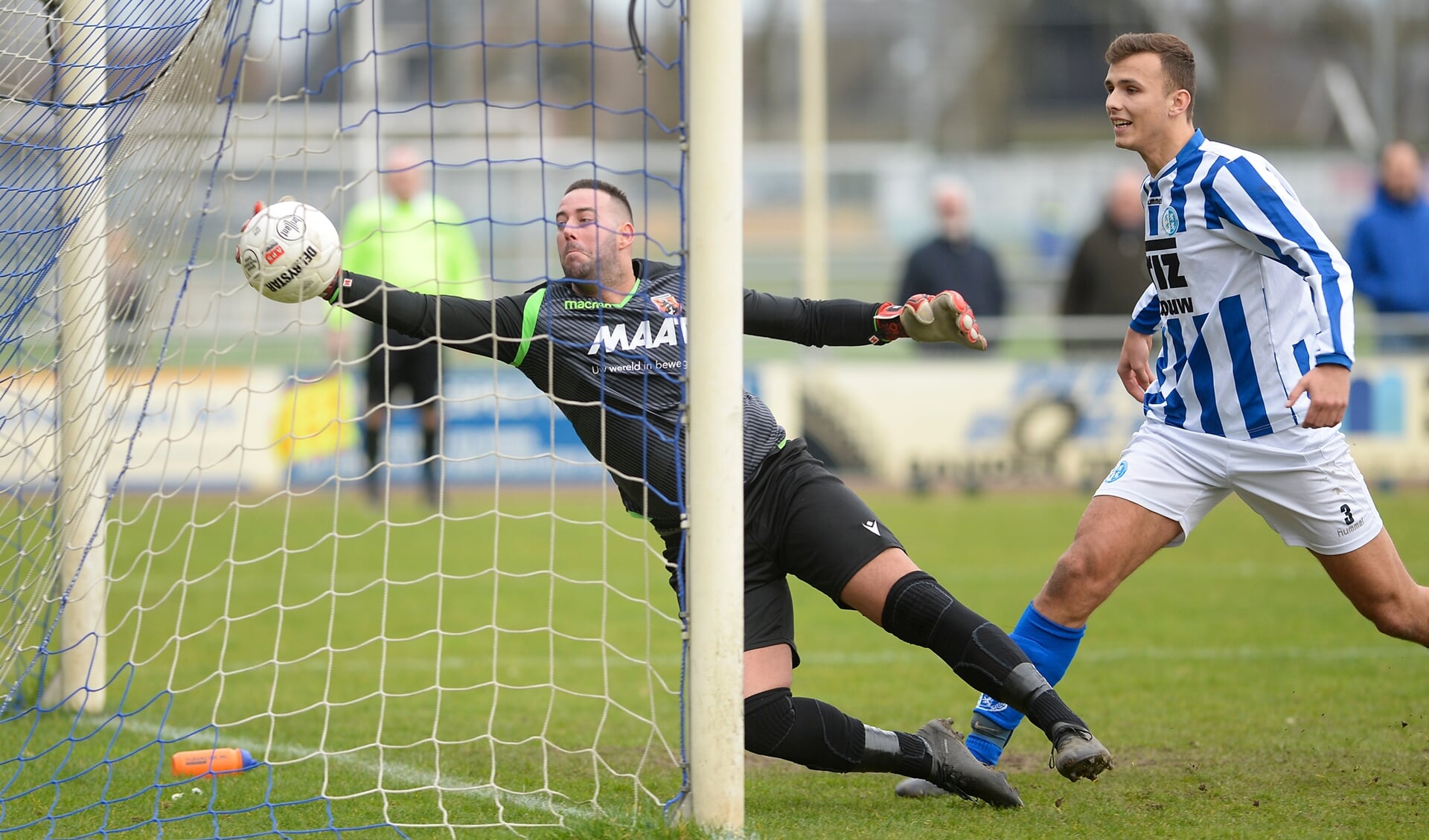 De winnende Nieuwsbladfoto van John Wijntjes: cruciaal moment in de voetbalwedstrijd tussen Schoonhoven en Alblasserdam. Doelpunt of niet?