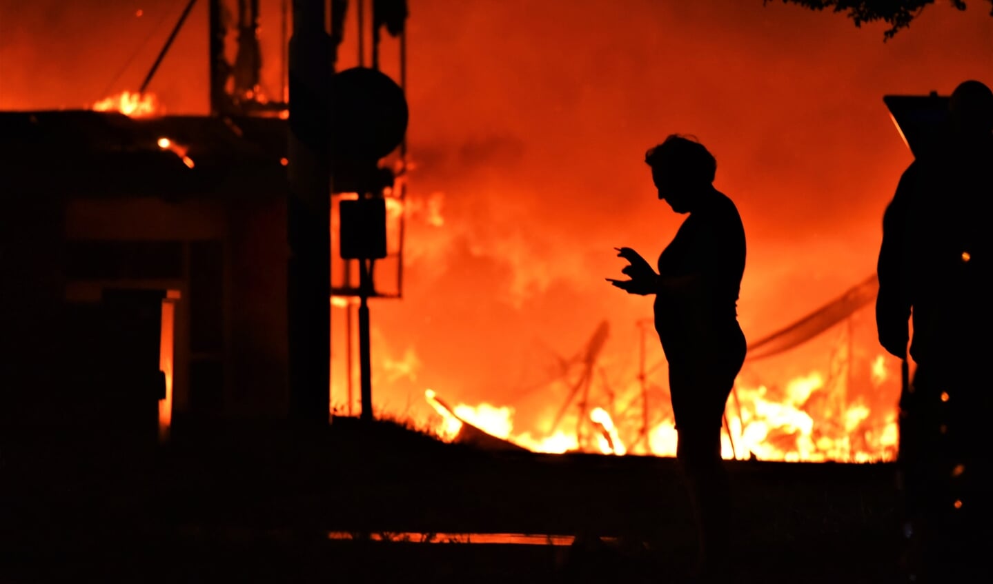 De genomineerde foto van Wim Heijboer van De Eendrachtbode, gemaakt tijdens een grote brand in Sint-Maartensdijk.