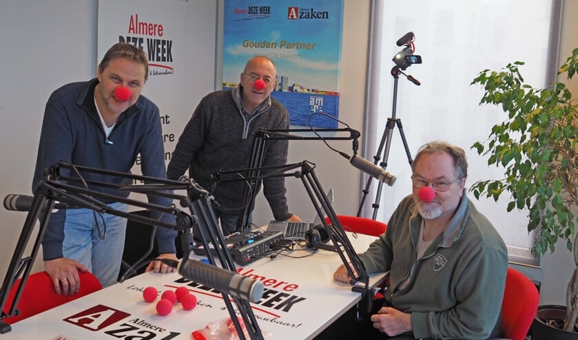 Podcastmakers Marcel Beijer (links) en Robert Mienstra (midden) poseren in de studio van Almere DEZE WEEK met raadslid Marco de Kat van Leefbaar Almere. Hij nam clownsneuzen mee naar deze aflevering van ‘Politiek circus’. 