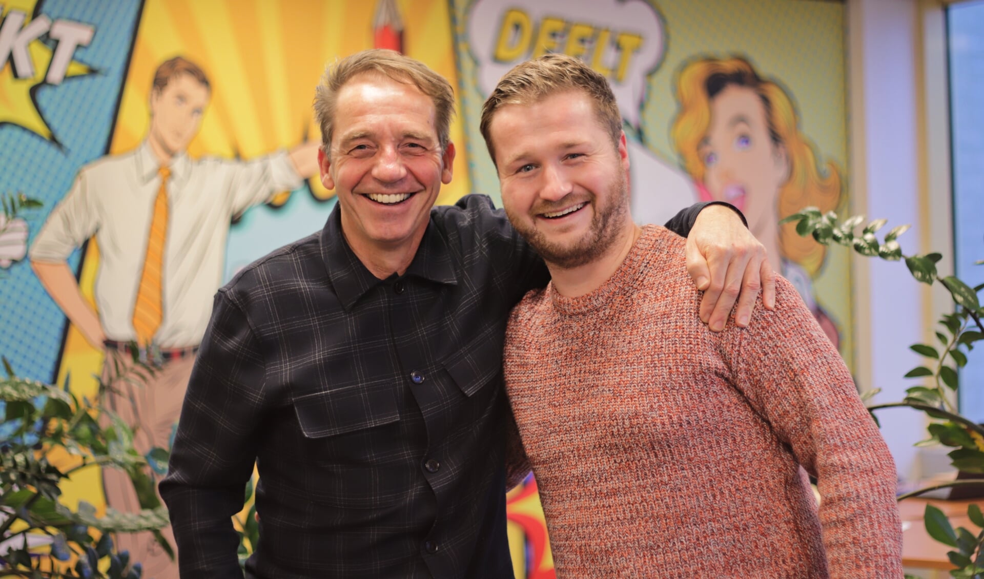 Mike van Kempen (rechts) poseert met vader Eric, de grondlegger van Kempen Creëert en Kempen Media in Horst aan de Maas.