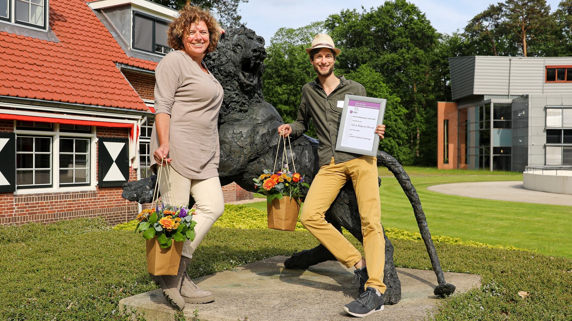 • Redacteur Key Tengeler (rechts) van Kijk op Bodegraven-Reeuwijk poseert met uitgever Elly de Knikker op de KNVB-campus in Zeist.