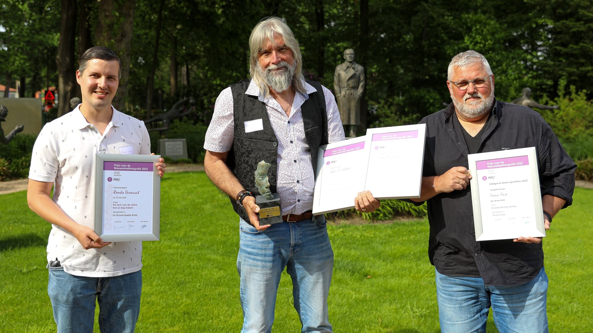 John Wijntjes (midden) poseert met de twee andere genomineerden voor de Prijs voor de Nieuwsbladfotografie. Rechts winnend sportfotograaf Iman Fase, links Remko Vermunt.