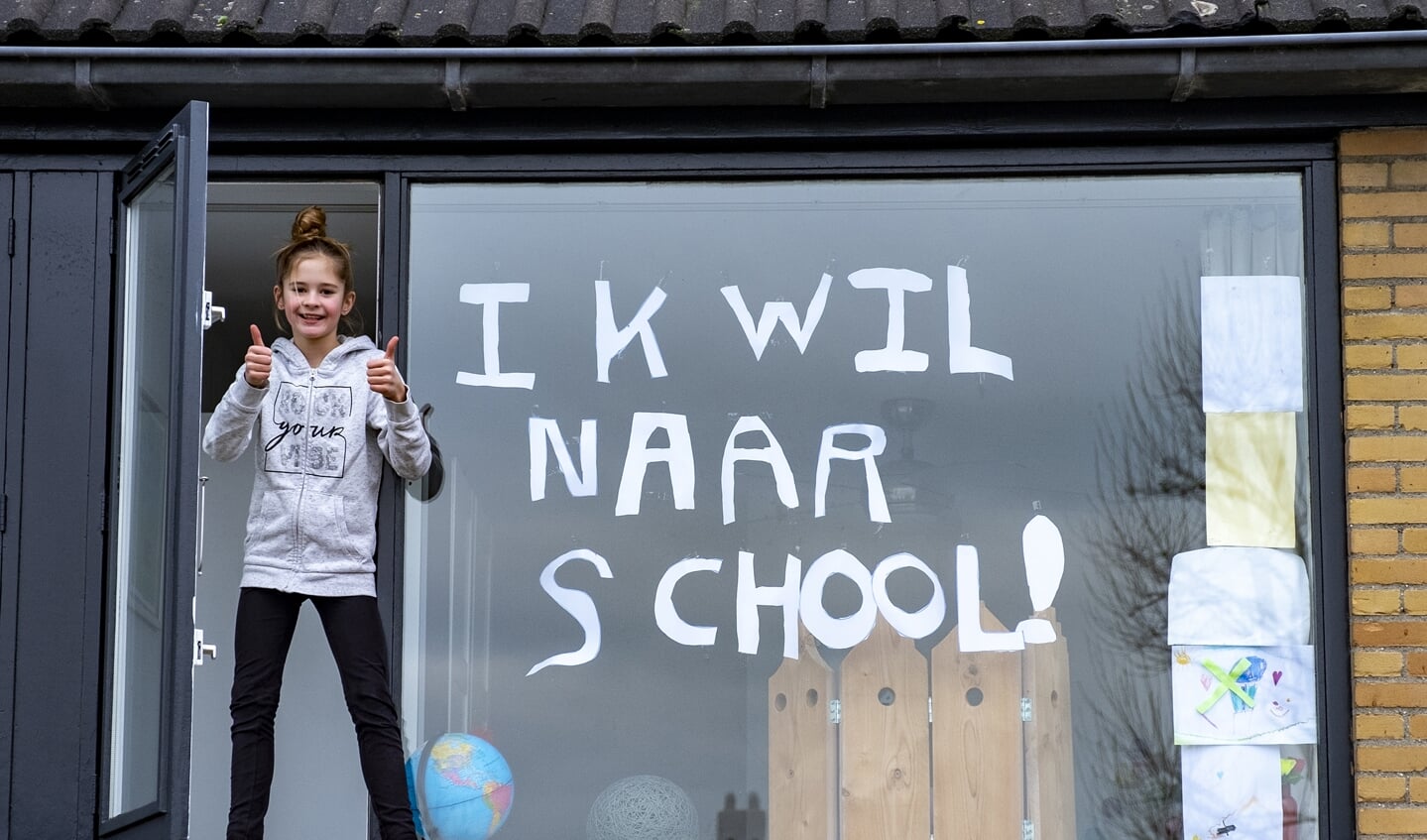 ‘Ik wil naar school!’ Jamie uit Ouderkerk aan de IJssel poseert in de coronapandemie voor fotograaf John Wijntjes. De foto werd genomineerd voor de NNP Prijs voor de Nieuwsbladjournalistiek 2022.