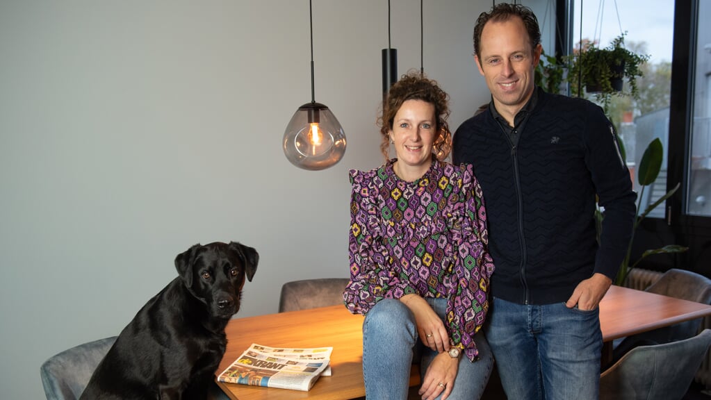 Maria en Wildo Wijnands van Media Totaal Noord poseren met hond Nero, volgens Maria ‘een vaste waarde’ binnen het team.