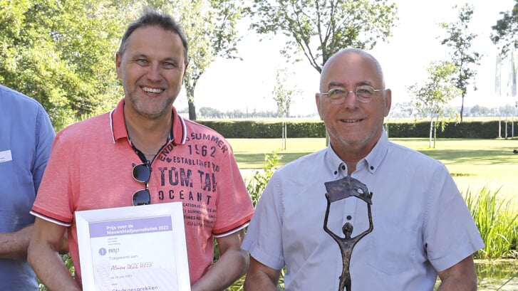 • Marcel Beijer en Robert Mienstra zijn trots op de Prijs voor de Nieuwsbladjournalistiek.