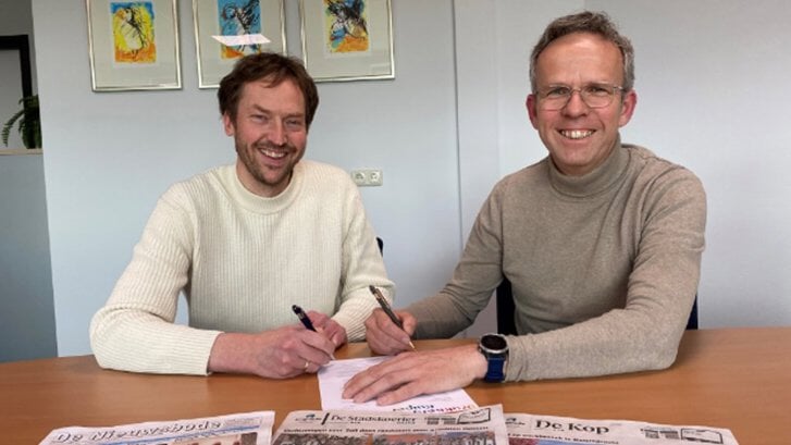 • Johannes van der Stouwe en Johan van der Kolk zetten hun handtekening onder de samenwerking.
