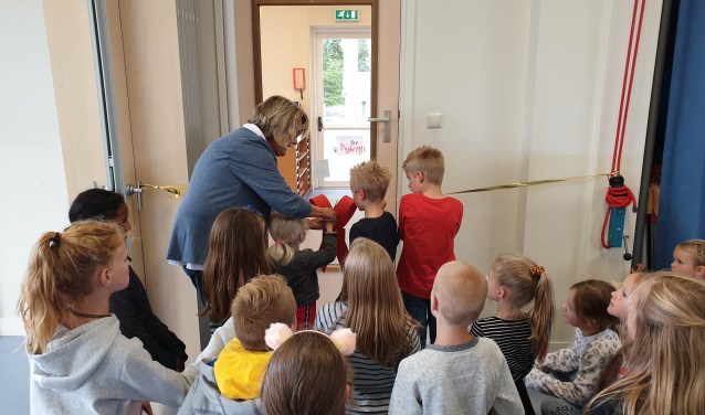 In bijzijn van medeleerlingen knipten de broertjes Maëlh en Yèvhen en hun zusje Edjéhra het lint door.