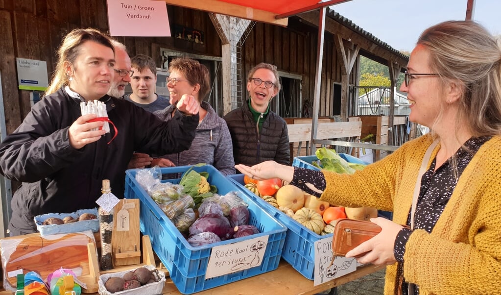 Lisa, Diego en Timon verkopen biologische producten tijdens de herfstmarkt.
