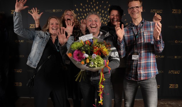 Delegatie team Rhienderoord neemt trots en verheugd de award in ontvangst Foto: WWW.KENNETHSTAMP.COM