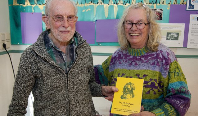 Uitgevers Jan en Marita Klein en het boek De Kluizenaar. Foto: Marion Verhaaf
