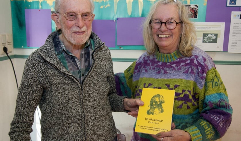 Uitgevers Jan en Marita Klein en het boek De Kluizenaar. Foto: Marion Verhaaf