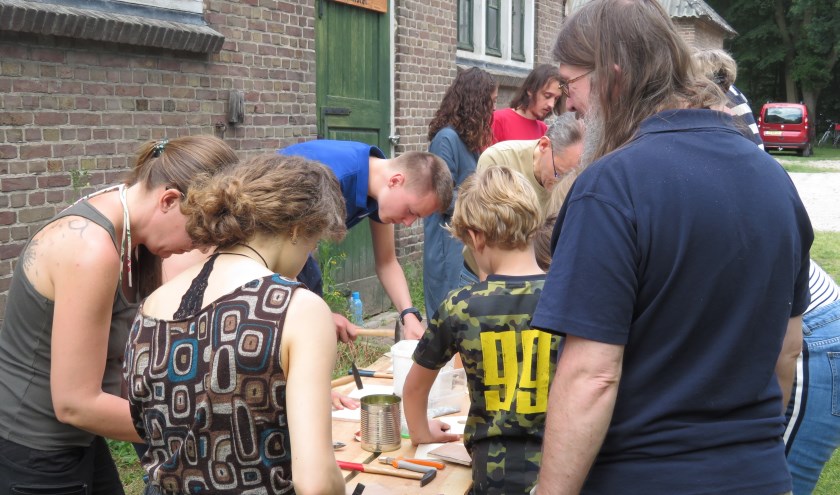 Timmerclub tijdens zomeractiviteiten op natuurkampeerterrein Het Hallse Hull
