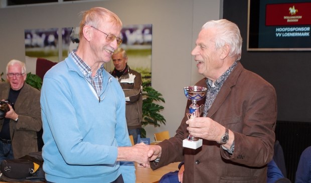 Martien Kobussen biedt Parelwinnaar Willem Klomp de trofee aan