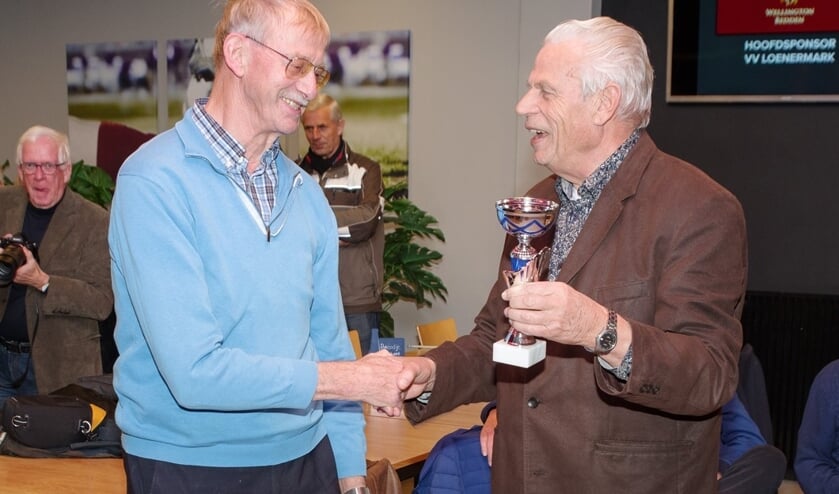 Martien Kobussen biedt Parelwinnaar Willem Klomp de trofee aan