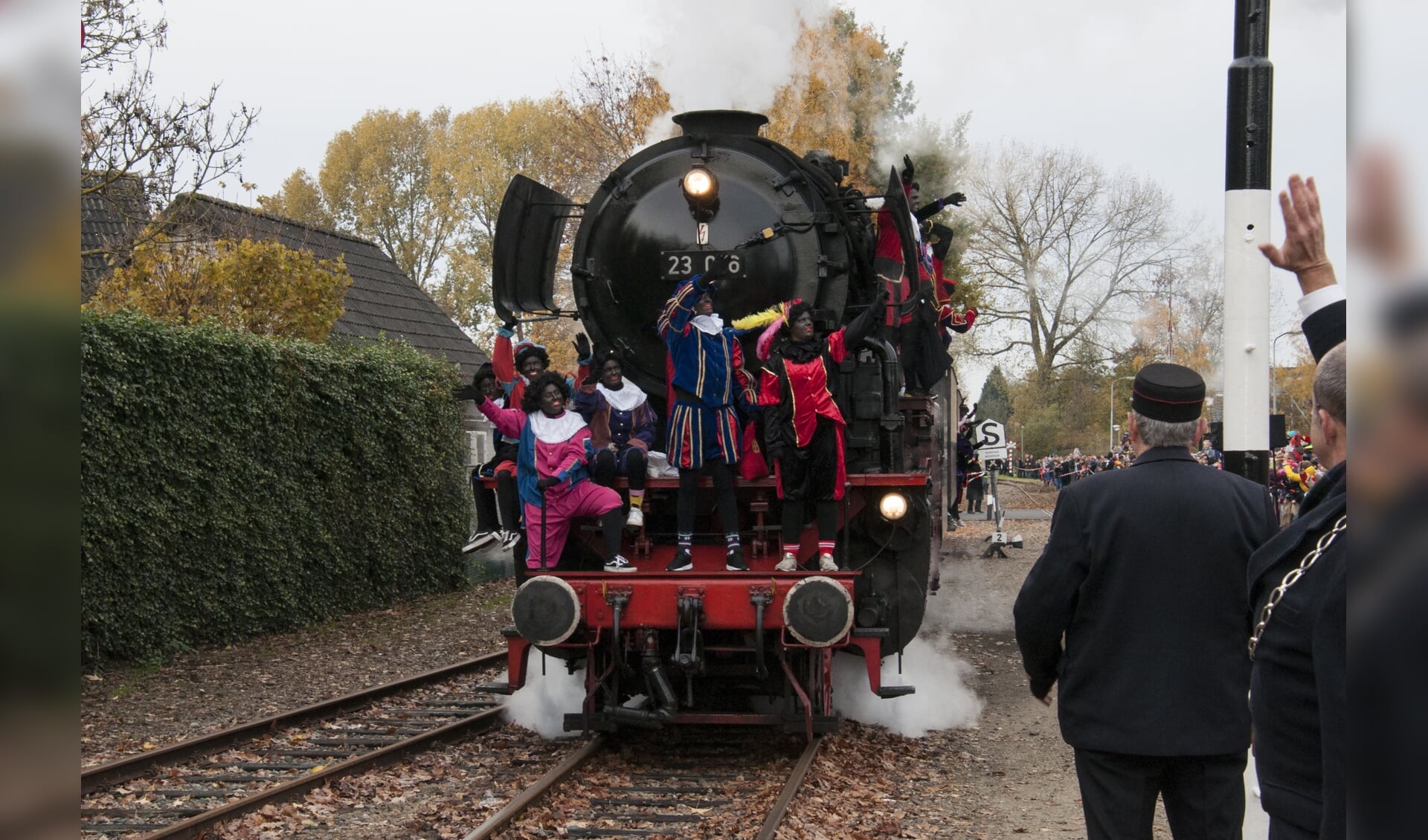 Met de stoomtrein kwam Sinterklaas vanuit Apeldoorn naar Eerbeek. Foto: Marion Verhaaf
