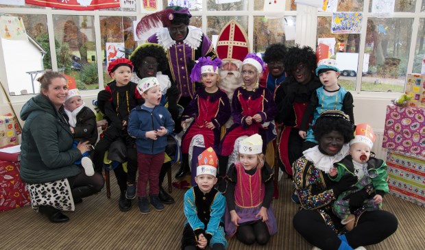 Ook de kleinsten gingen met de Sint op de foto. Foto: MARION VERHAAF