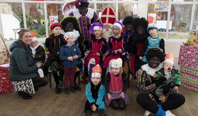 Ook de kleinsten gingen met de Sint op de foto. Foto: MARION VERHAAF