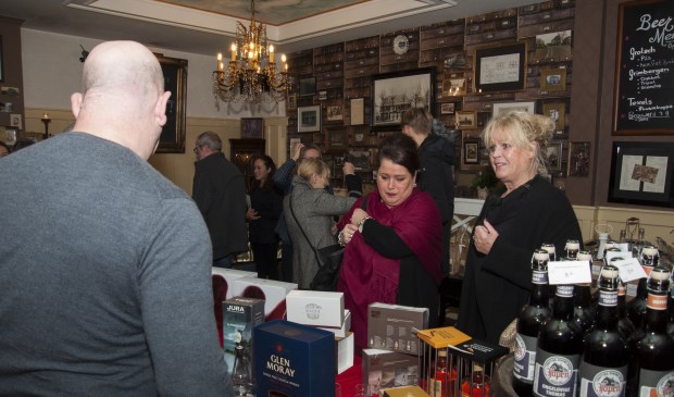 Whisky proeven was in trek, ook bij de dames. Foto: Marion Verhaaf