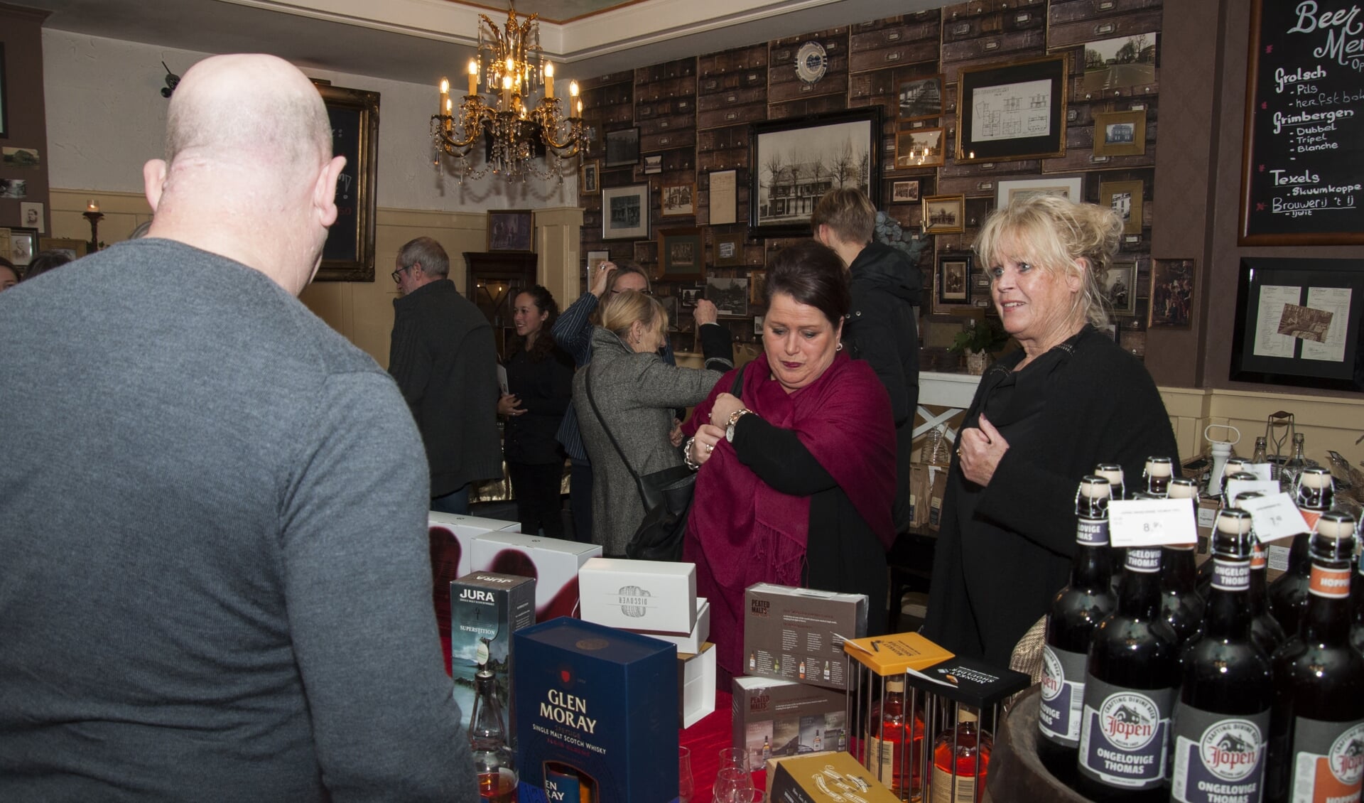 Whisky proeven was in trek, ook bij de dames. Foto: Marion Verhaaf