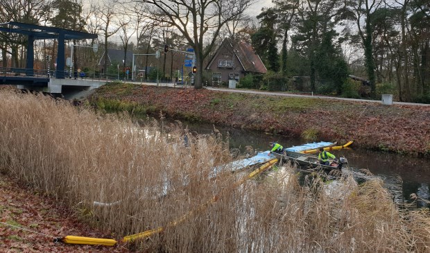 Roy Willemsen en Maarten van der Lingen leggen een dam aan