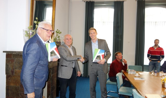 Bewoners Hogenenk bieden wethouders Ontwikkelingsvisie Levend Land Goed aan