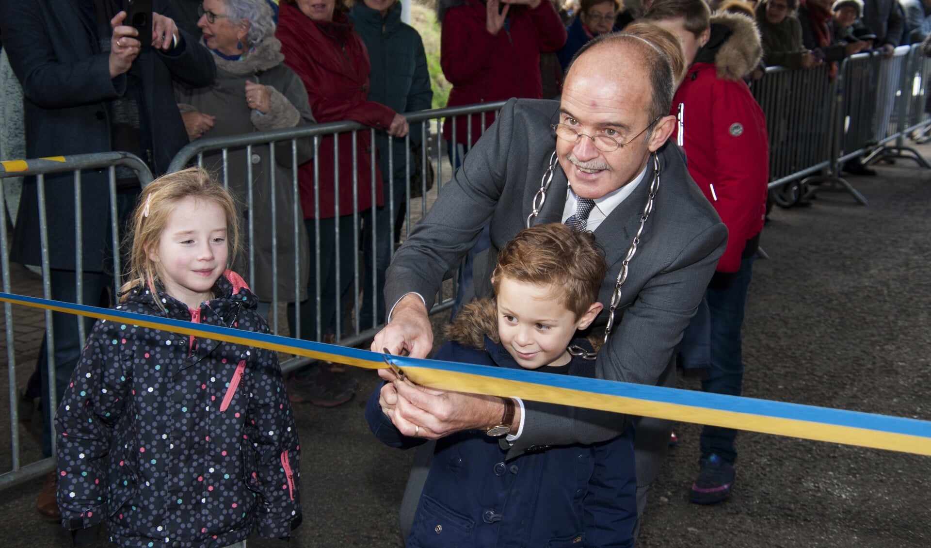 Samen met burgemeester Van Hedel knipte deze jongeman het lint door voor de officiële opening. Foto: Marion Verhaaf