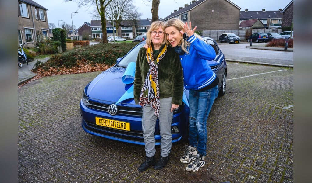 VriendenLoterij-ambassadeur Lucille Werner verrast Eerbeekse Tineke met gloednieuwe auto. Foto: Roy Beusker