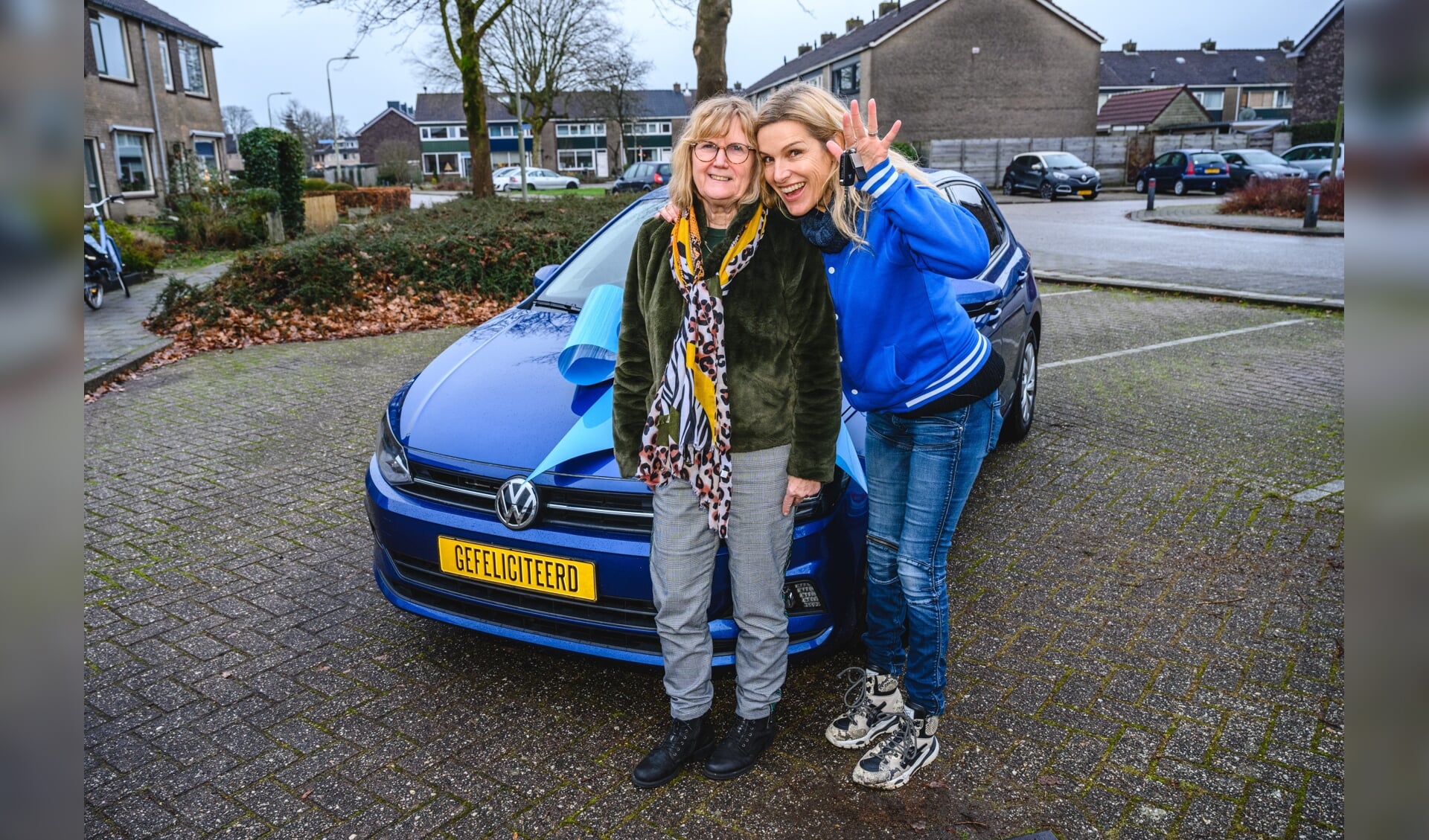 VriendenLoterij-ambassadeur Lucille Werner verrast Eerbeekse Tineke met gloednieuwe auto. Foto: Roy Beusker