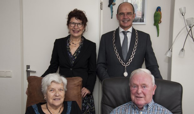 Margaretha en Gerrit geflankeerd door burgemeester Van Hedel en zijn vrouw.