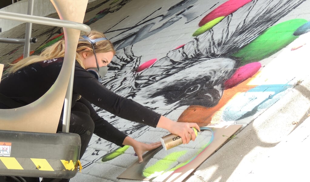 Street-art kunstenares Rosalie de Graaf aan het werk.
