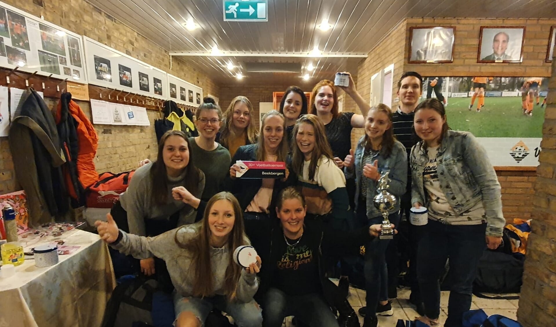 Het winnende damesteam Beekbergen. Foto: YVONNE TE WINKEL