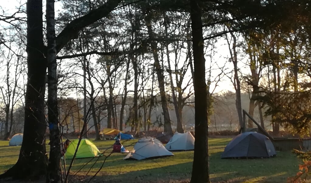 Het tentenveld in de ochtendzon