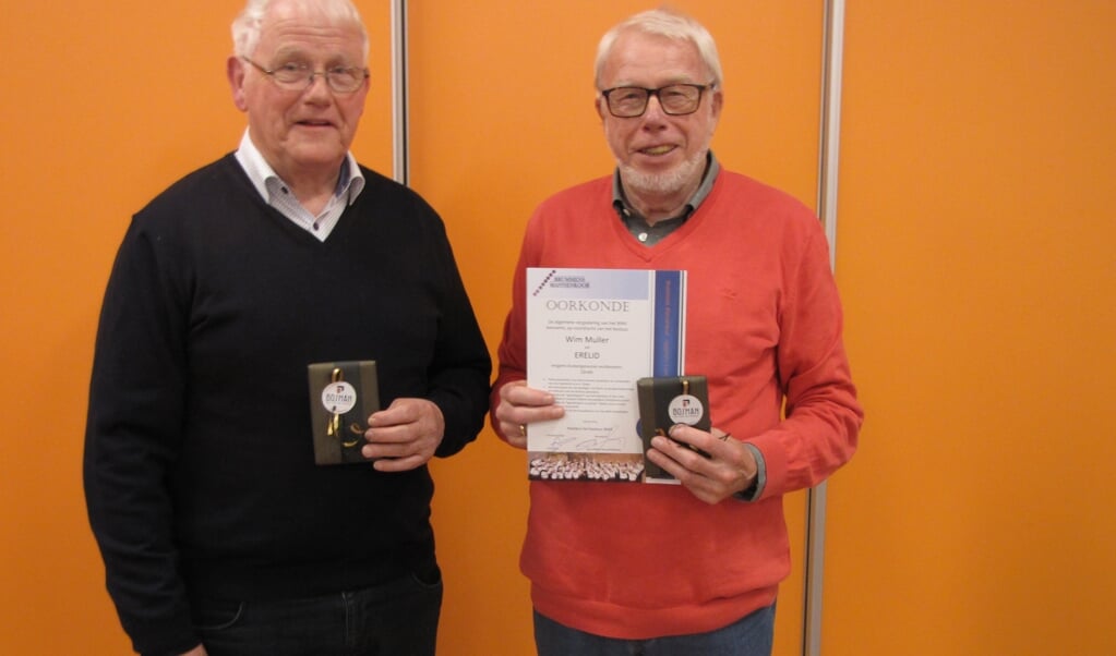 De nieuwe ereleden van het BMK , Wim Muller (rechts) en Joop Mulderij